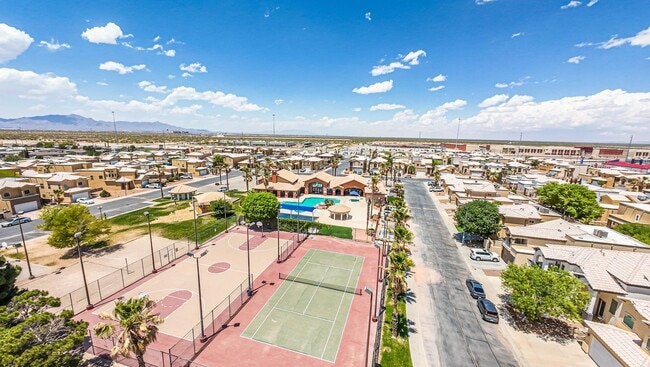 Building Photo - Beautiful 3 bed-2 baths with Casa Club/Gym...