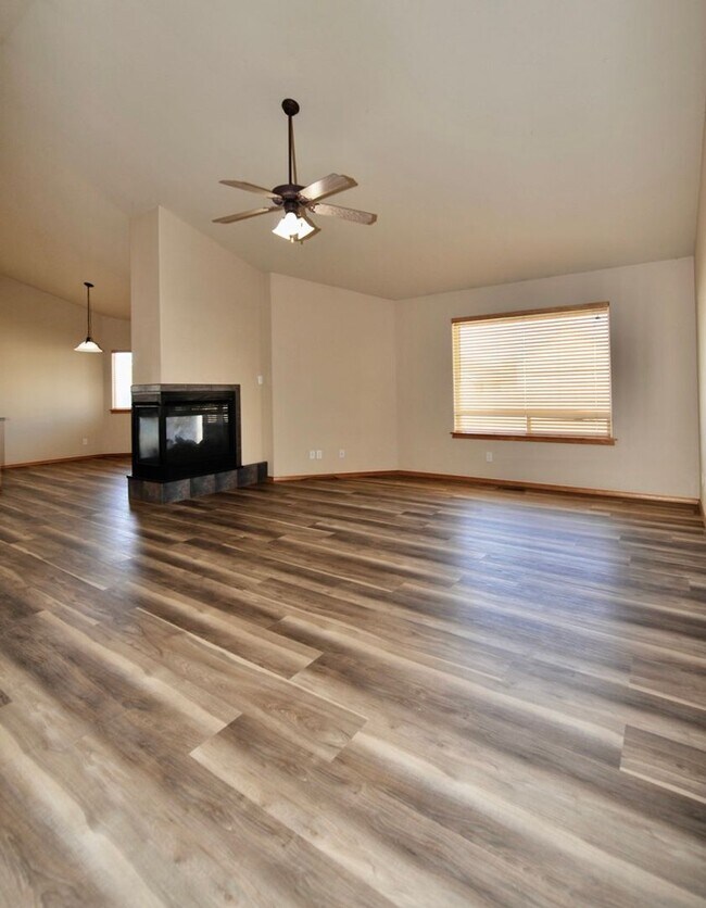 Building Photo - 3 bed 2 bath rancher with office