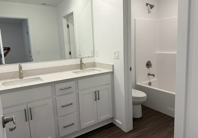 Building Photo - Brand New, Move-In Ready Townhome in Eagle!