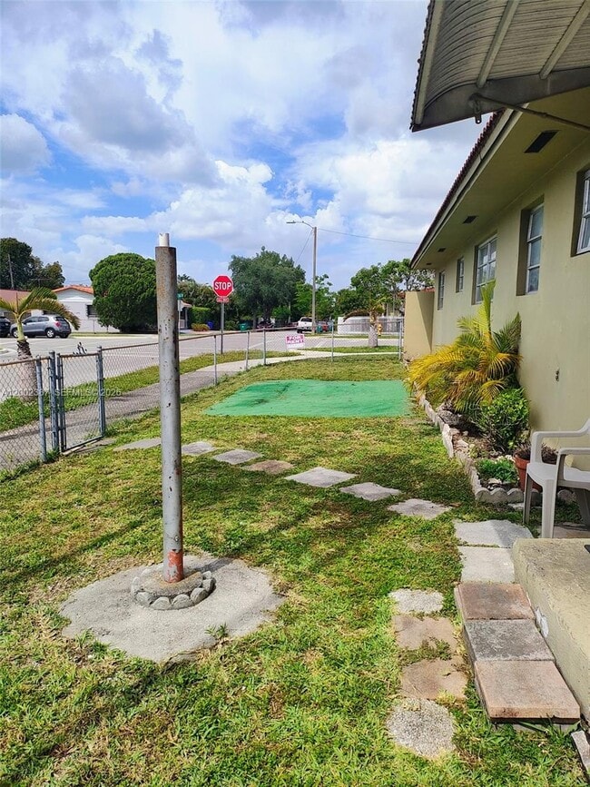 Building Photo - 525 SW 56th Ave