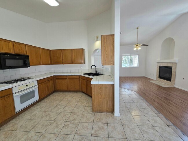 Building Photo - Charming & Spacious Las Vegas Home with Prime Location and Endless Potential