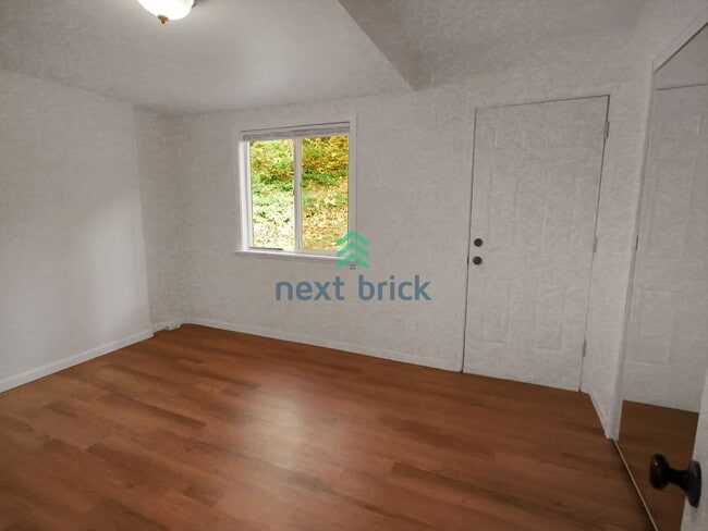 Building Photo - A beautiful 4 bed and 2 bathroom house for rent