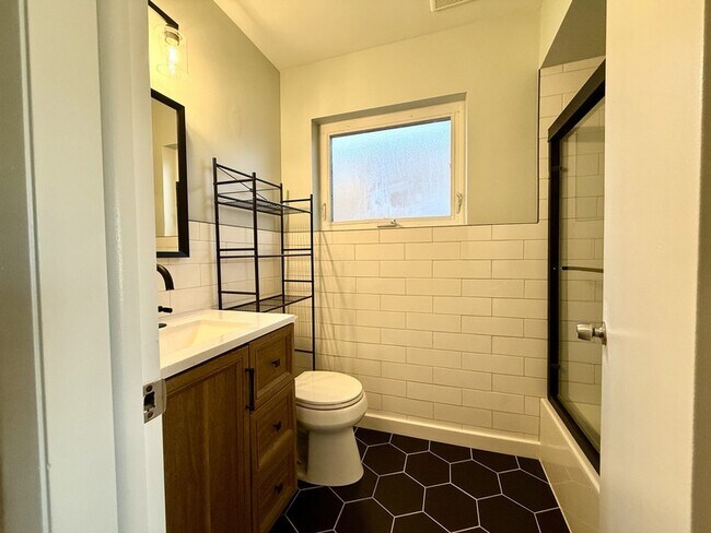 Building Photo - 6017 W Montrose Ave