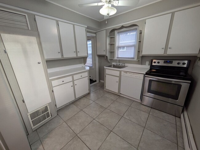 Building Photo - Charming Bungalow in Amazing Location