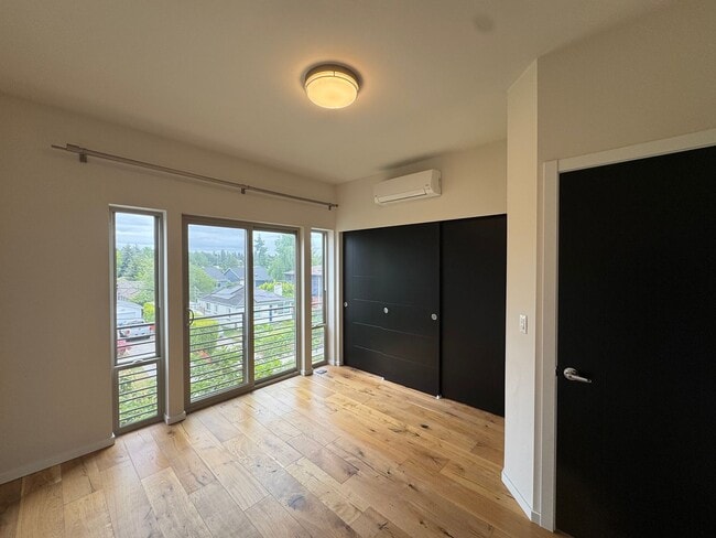 Building Photo - Modern 2018 Townhome with Rooftop Deck Nea...