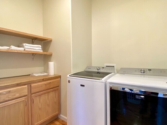 Building Photo - Furnished Downtown Black Mountain- Top Floor Unit with Roof Top Deck!