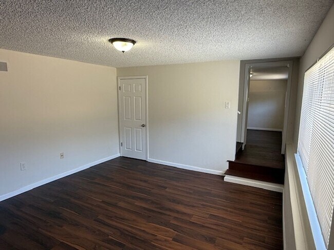 Building Photo - 3-Bedroom Rodeo Home with Brand New Kitchen!