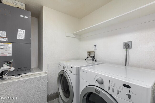 Building Photo - 11040 N 28th Dr