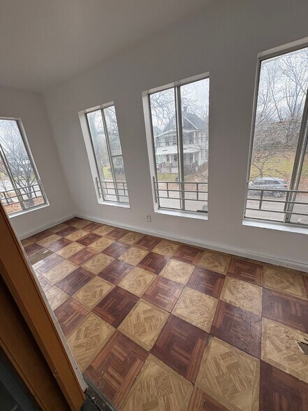 Building Photo - 3026 E 123rd St