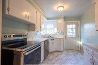 Building Photo - 4 Bedroom in the Heart of Sellwood! Fenced Backyard and Huge Basement!