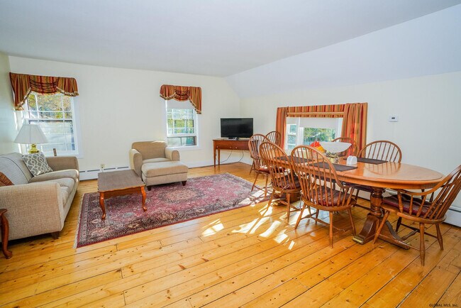 Building Photo - 10 Carriage House Ln