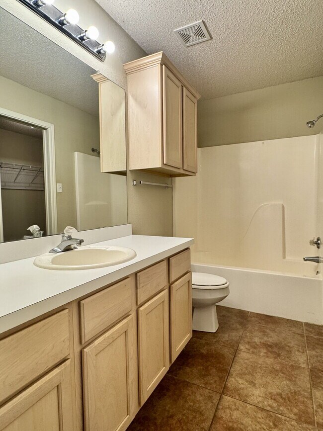 Building Photo - Cute Duplex in South Lubbock!