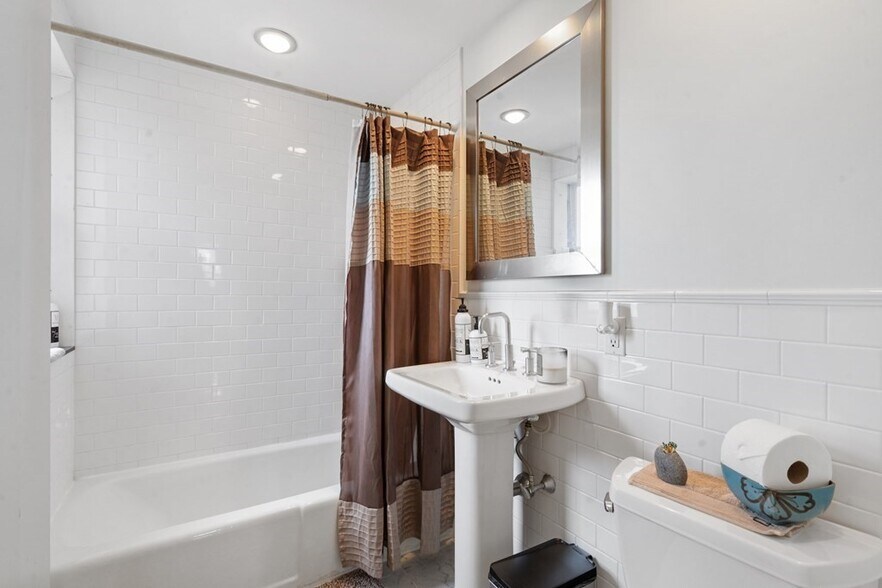 Building Photo - 48 Beacon St