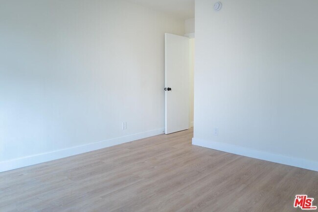 Building Photo - 860 S Kingsley Dr