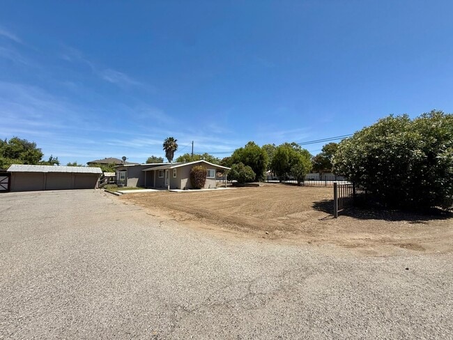 Building Photo - 1630 Hillcrest Rd
