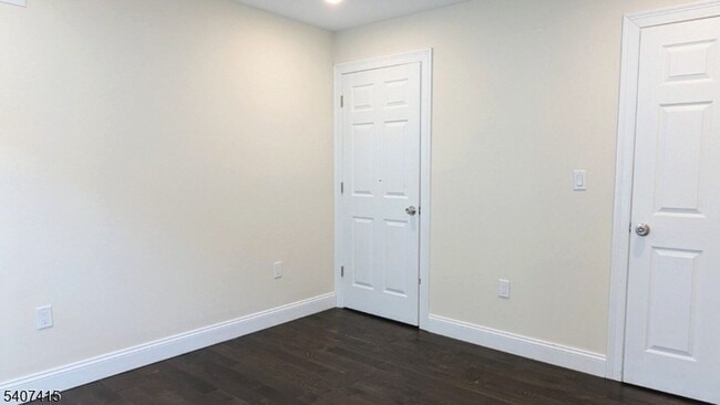 Building Photo - 7 Maple St