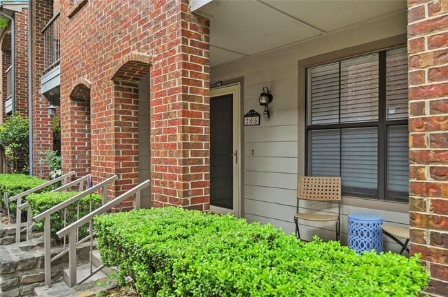 Building Photo - Beautiful Townhome in Gated Community