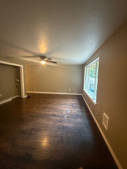 Building Photo - 4329 Ridgewood Ln NW