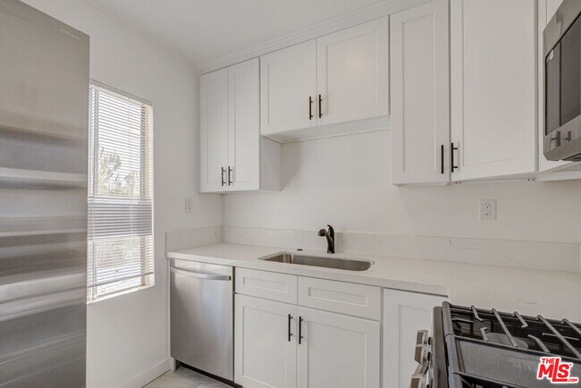 Building Photo - 2710 Bellevue Ave