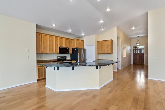 Building Photo - Beautiful Eagle Crest Home with Stunning Views and High-End Features!