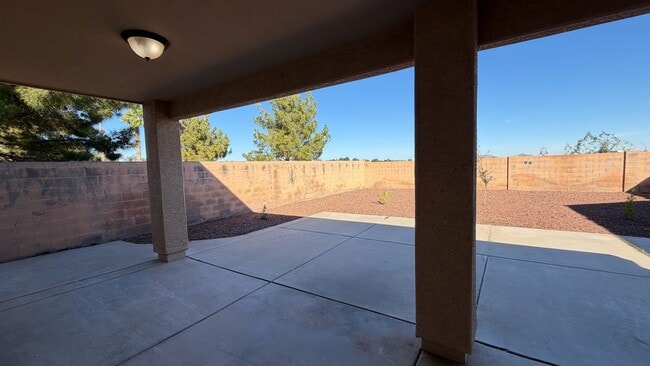 Building Photo - Spacious Surprise home with large backyard