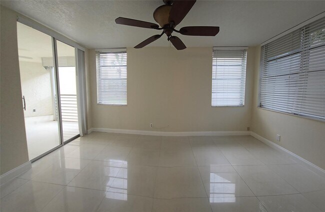 Building Photo - 1830 Sabal Palm Dr