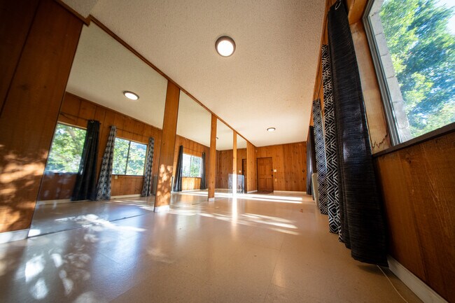 Building Photo - 8639 Crescent Dr