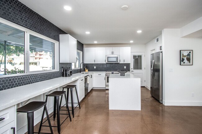 Building Photo - Biltmore District Luxury – 3 month leases avaialble 2,795.00