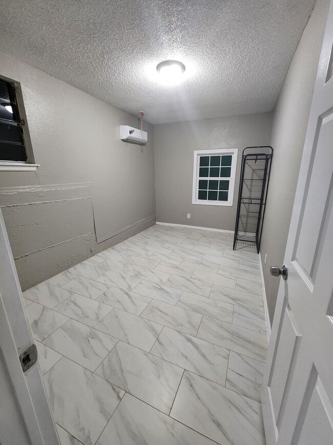 Building Photo - Charming 5 Bedroom Home- Your Path to Homeownership Starts Here!