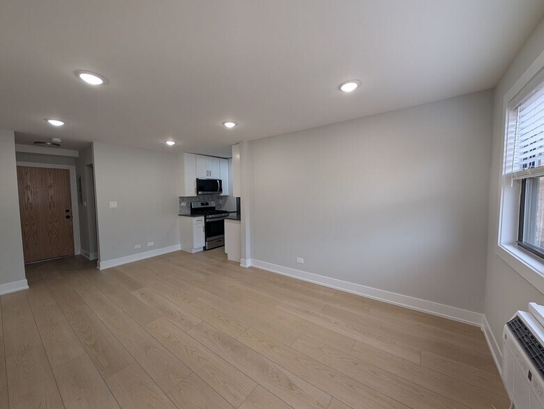 Building Photo - 530 W Aldine Ave
