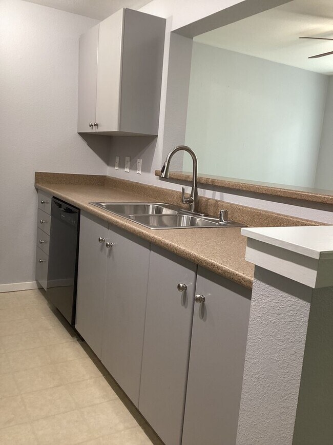Building Photo - Welcome Home to Comfort & Convenience in E...