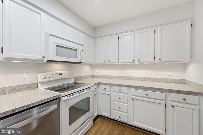 Building Photo - 5705 Brewer House Cir