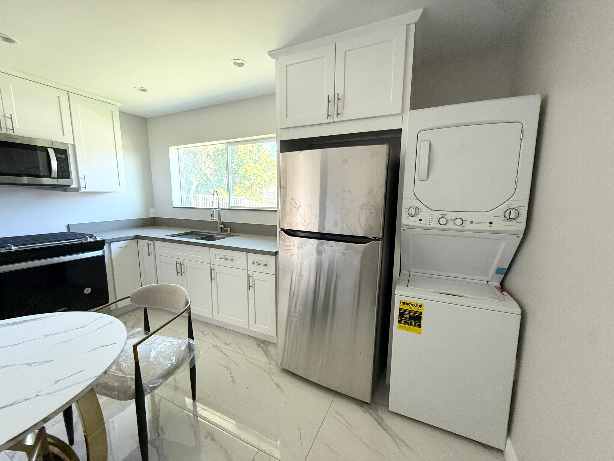 Building Photo - 8431 Oso Ave