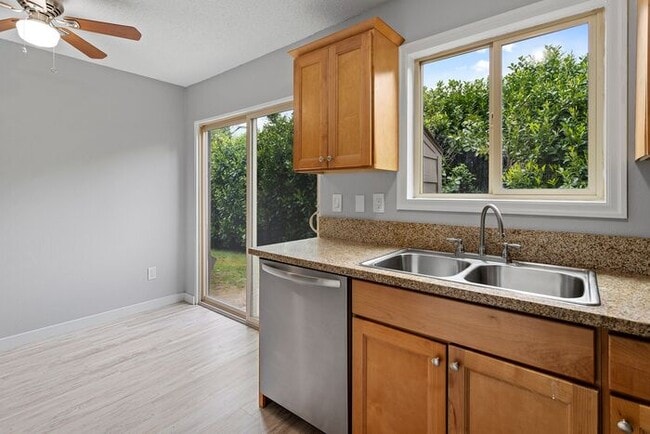 Building Photo - Spacious 2bed/1bath townhome