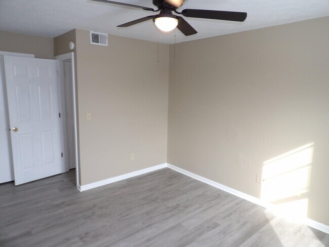 Building Photo - 140 Landings Dr