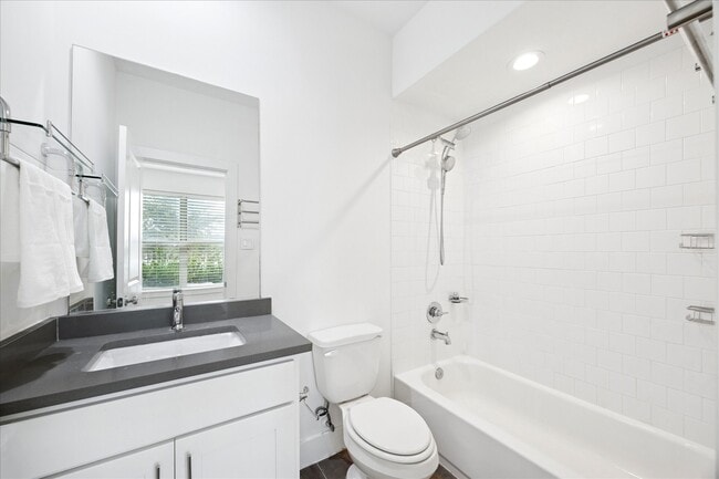 Building Photo - 2612 Bastrop St