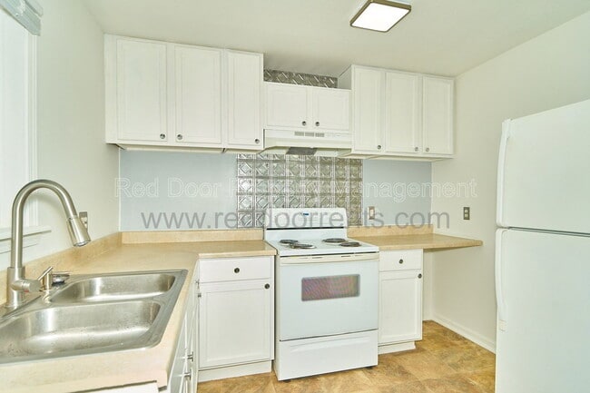 Building Photo - 5422 Greenfield Ave