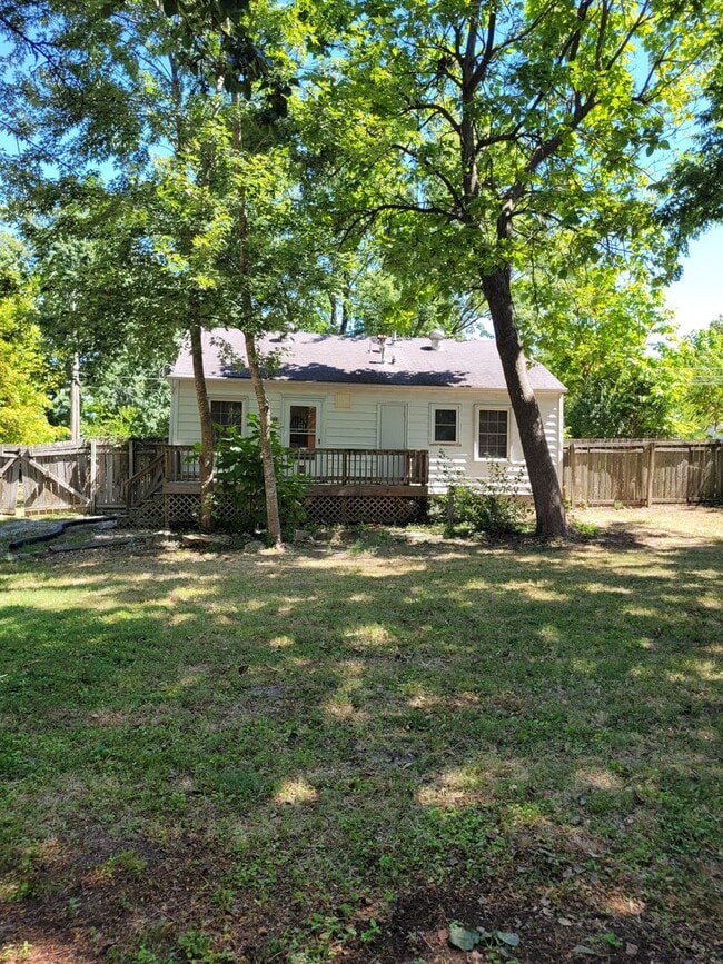 Building Photo - 2 Bedroom Home with large yard