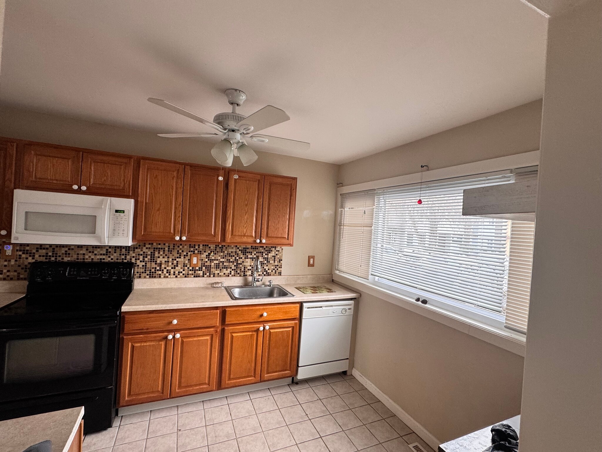 Building Photo - 489 Madison Dr