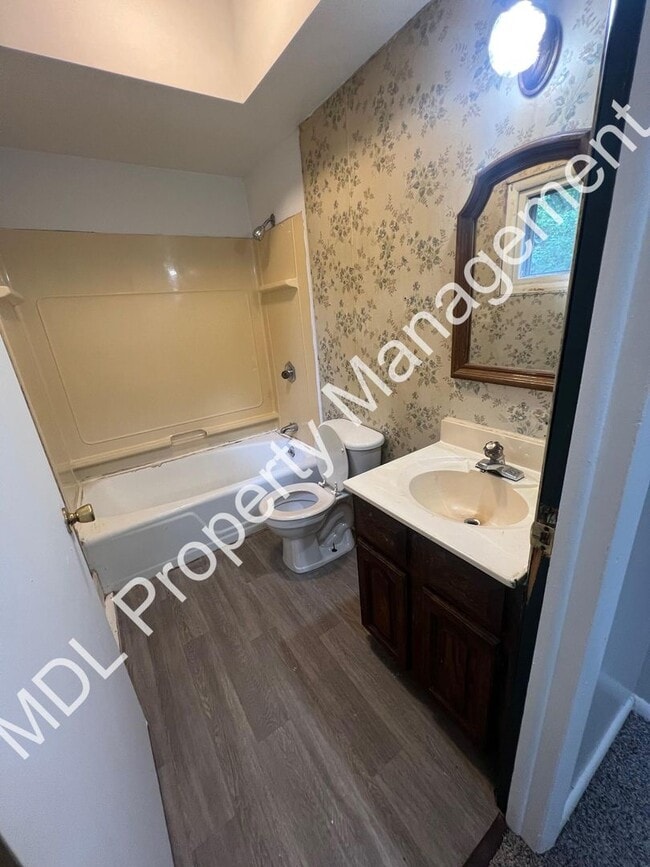 Building Photo - Charming 3 bedroom 2 bath