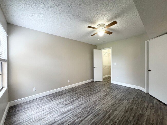 Building Photo - 2/1 Condo in Gated Lakefront Altamonte Com...
