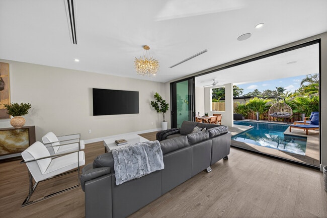 Building Photo - 1121 NE 17th Ave