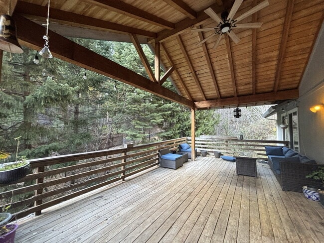 Building Photo - Rare 4-bedroom 3-bath home with studio apartment conveniently located off Starkes Grade Road! Opt...