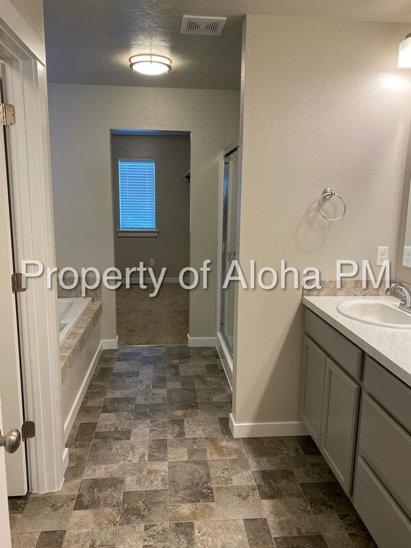 Building Photo - 6142 N Silver Spruce Ave