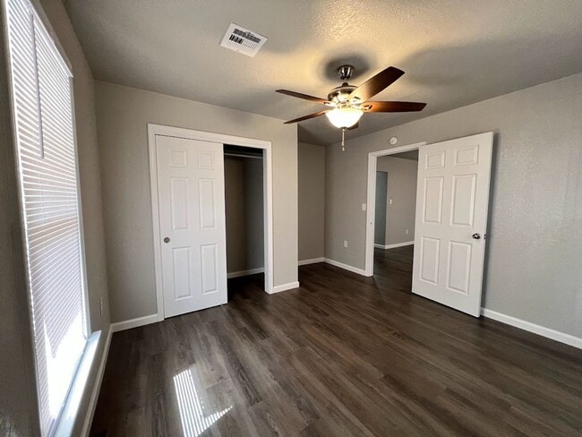 Building Photo - Beautifully Renovated 3 Bed, 1 Bath House
