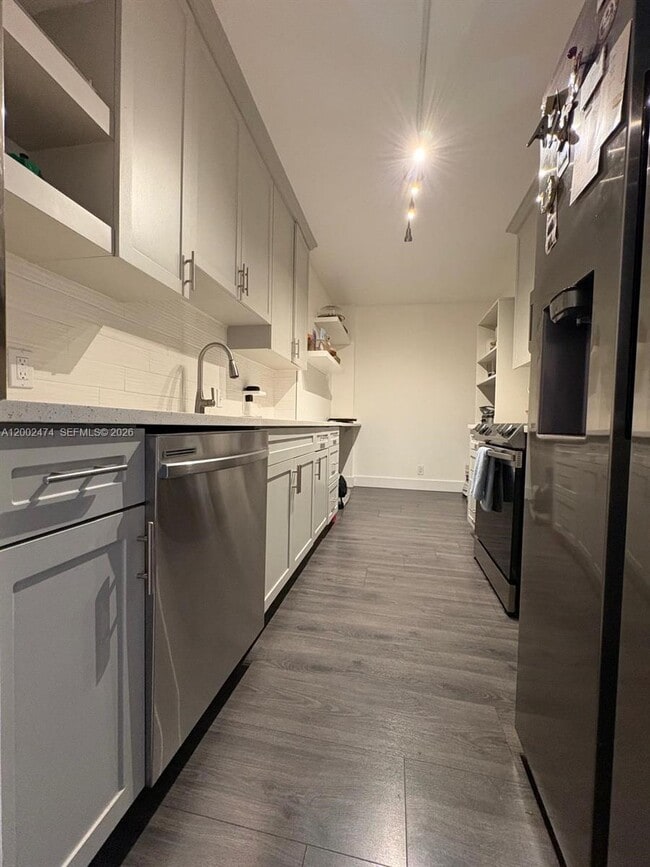 Building Photo - 4200 Hillcrest Dr