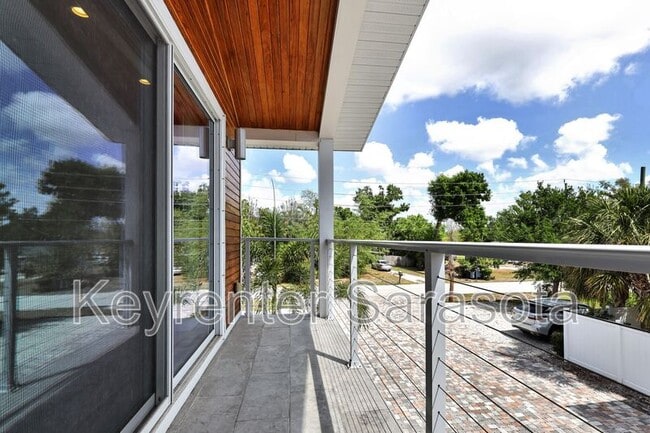 Building Photo - 2066 Roselawn St