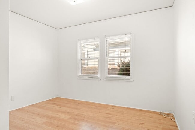 Building Photo - Charming Oakland Oasis with Detached Works...