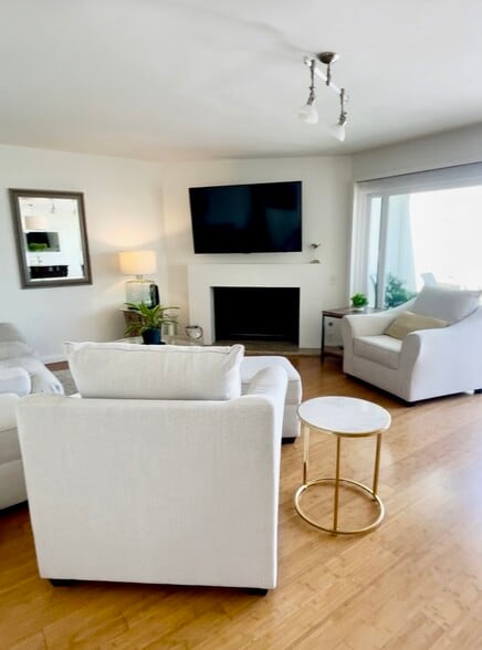 large living area - 48 Antigua Ct