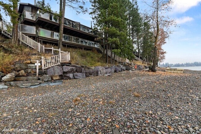 Building Photo - 3 Bed, 2 bath Condo on Whitefish Lake